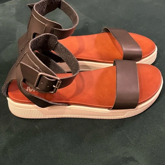 MIA Ellen Women's Black Platform Sandals - Picture 2 of 3